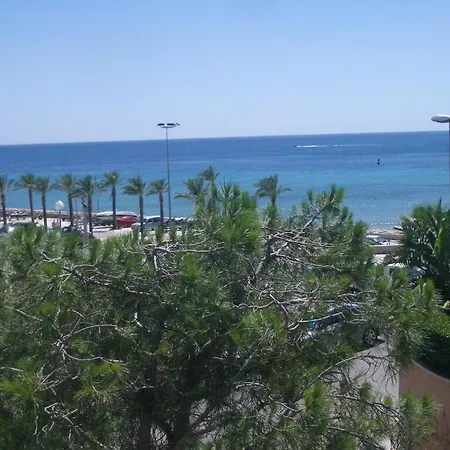 Puerto Deportivo Beachfront: Renovated Seaside Retreat * Hospitalet De L'Infant