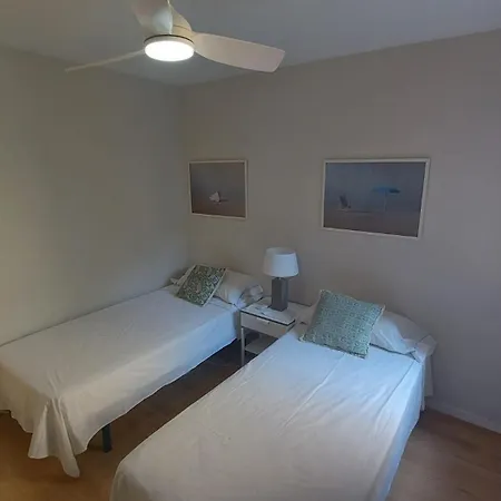 Puerto Deportivo Beachfront: Renovated Seaside Retreat Apartment Hospitalet De L'Infant