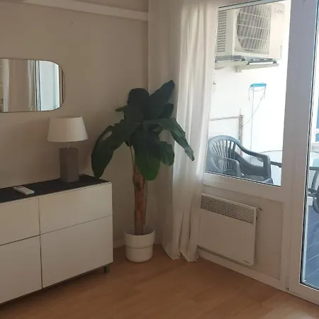 Apartment Puerto Deportivo Beachfront: Renovated Seaside Retreat