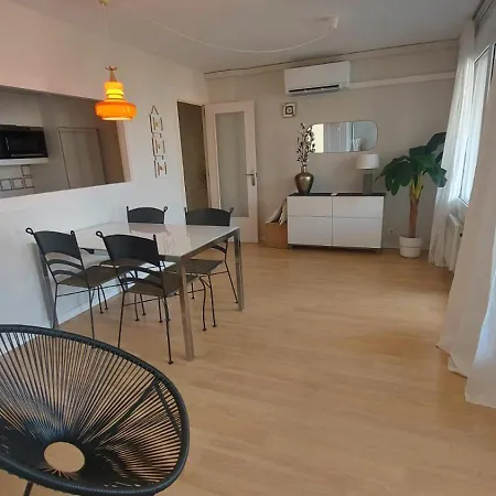 Puerto Deportivo Beachfront: Renovated Seaside Retreat Apartment *
